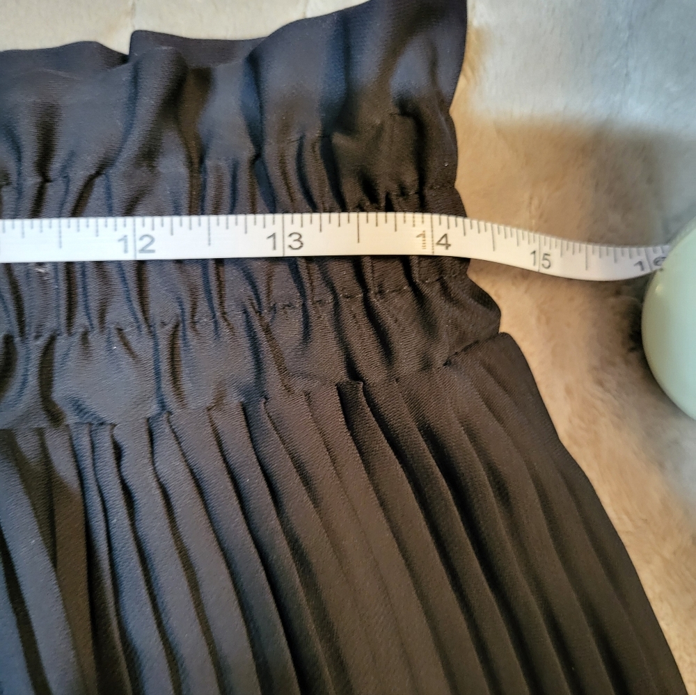 Gorgeous! Zara Black High Wasted, Elastic Pull On Pleated Shorts, Medium, EUC - Picture 6 of 8